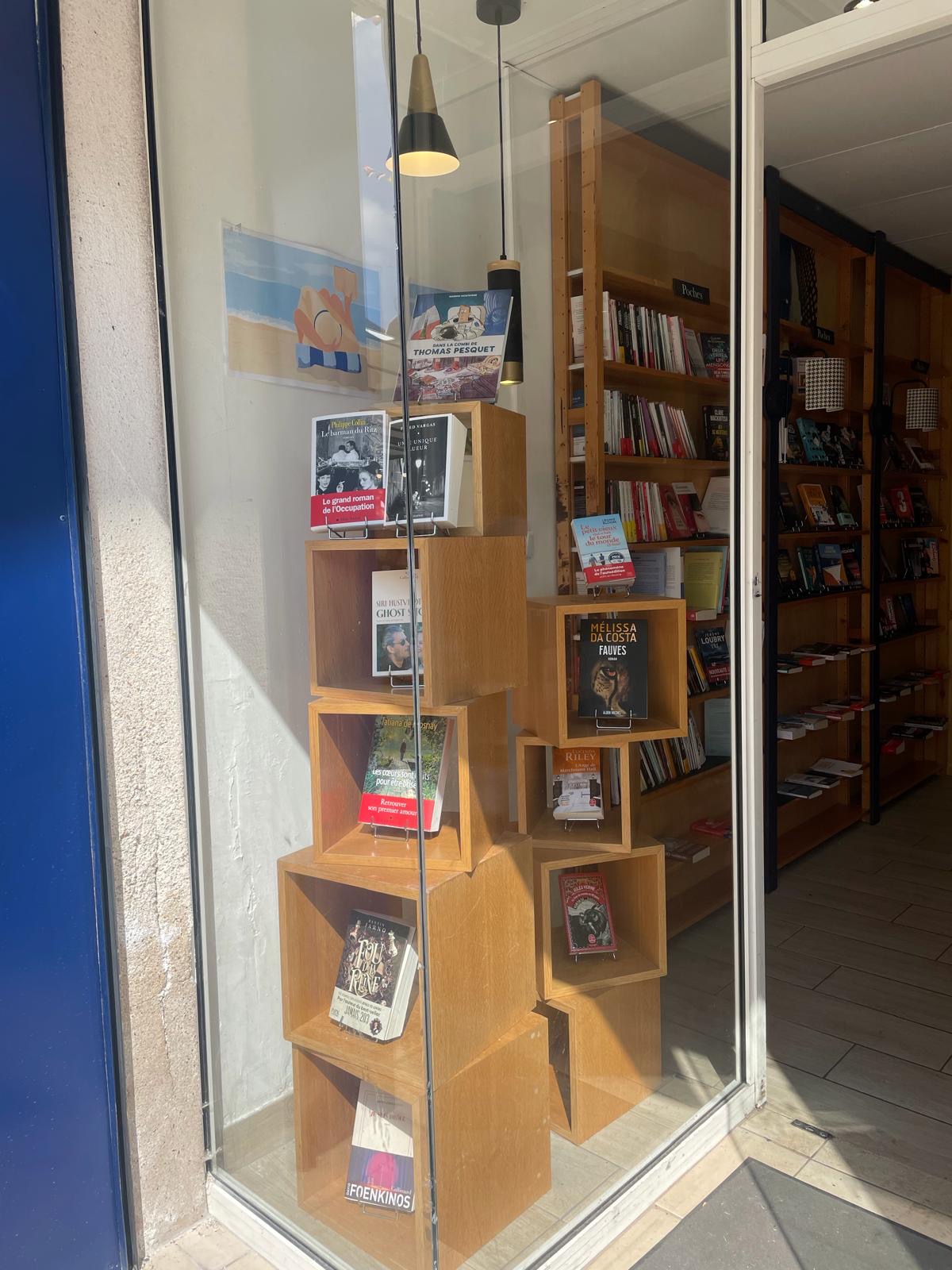 La vitrine et ses cubes de bois garnis de romans